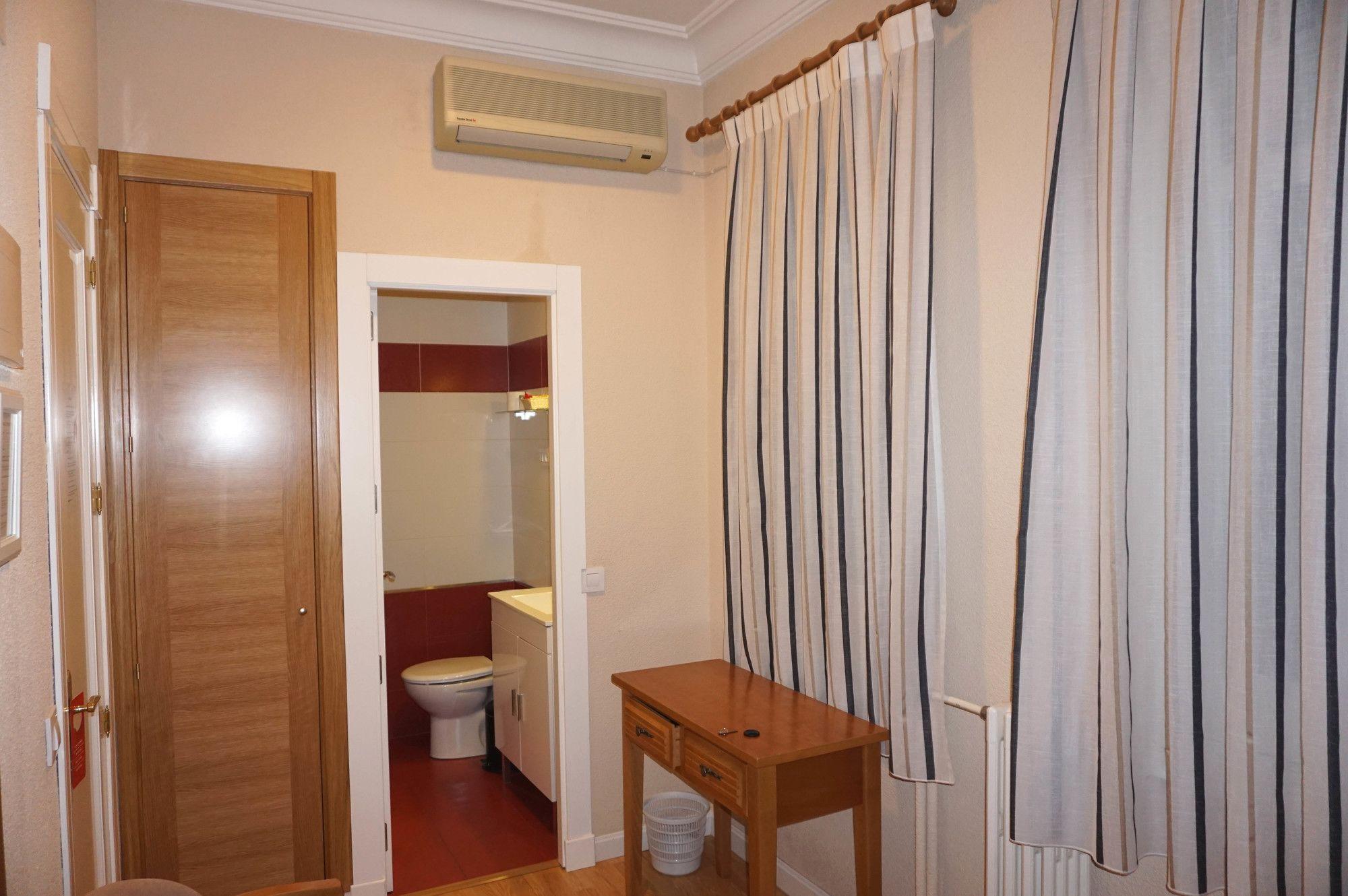 Hostal Santillan Madrid Eksteriør bilde